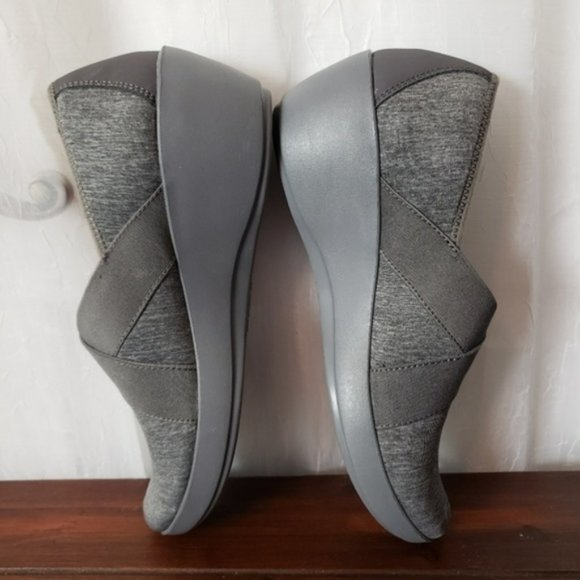 Crocs Women's Wedge's Slip On Dark Gray Shoes NWT - Picture 2 of 8